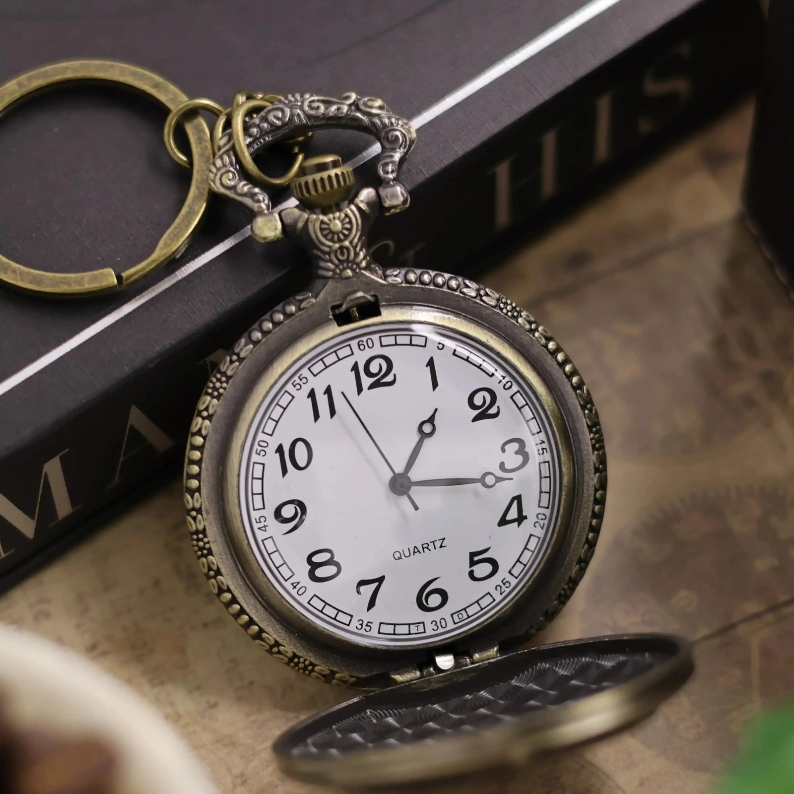 Classic Elegance Pocket Watch Keychain - Image 3